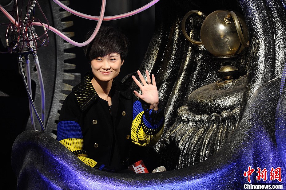 李宇春坐神器血滴子亮相造型魔幻超酷