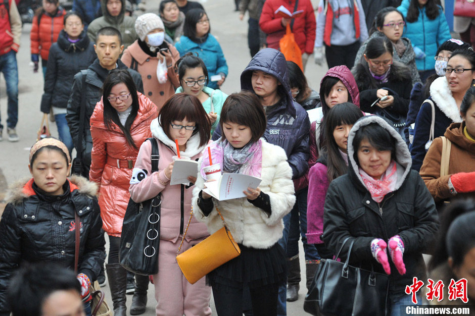 2013国家公务员考试开考考生赶考路上忙复习