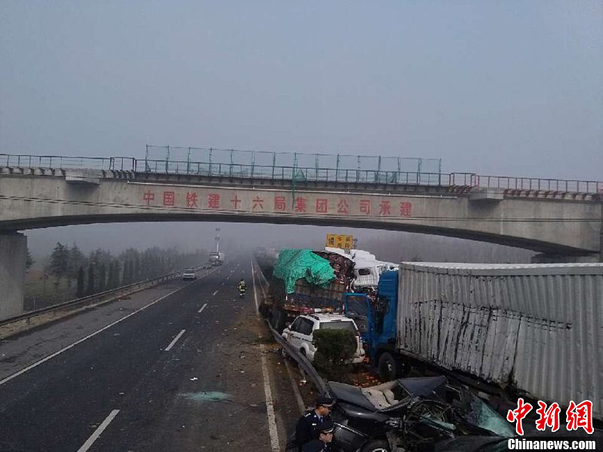 京沪高速泰安宁阳段发生连环追尾事故