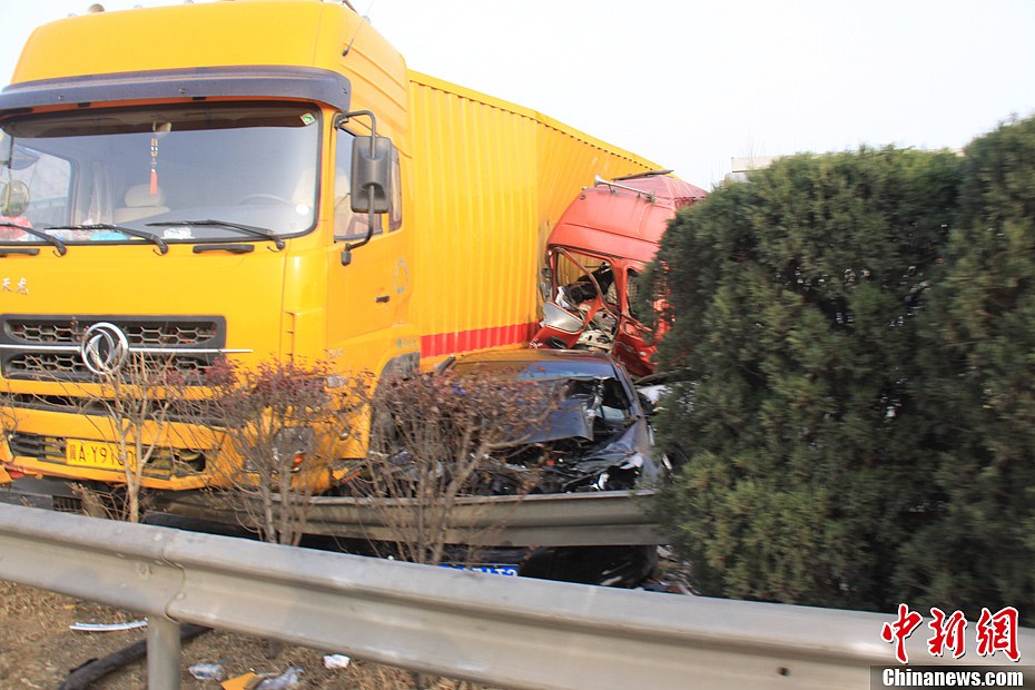 京台高速泰安至宁阳段发生连环事故