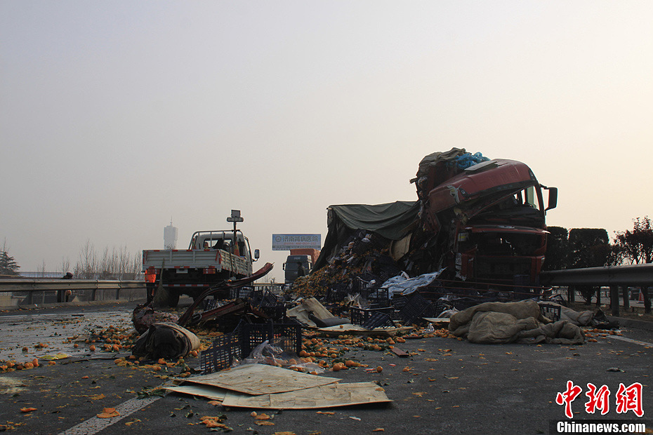 京台高速泰安至宁阳段发生连环事故