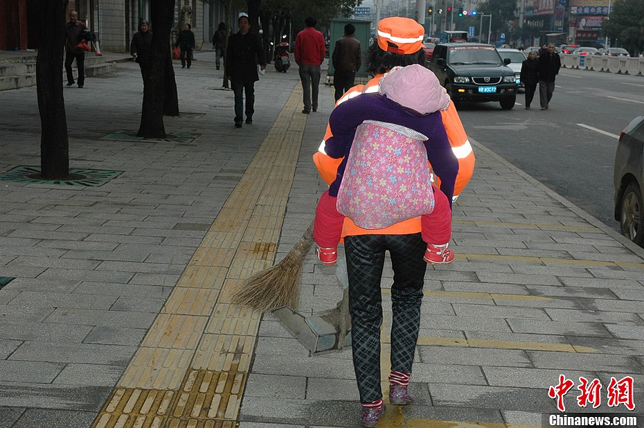 邻家小孩无人带65岁清洁工助邻背小孩上班