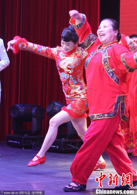 为农民网络春晚当评委芙蓉姐姐登台与大妈斗舞