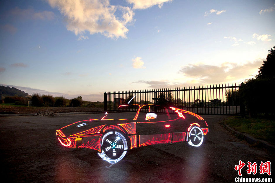 光影涂鸦作画幽灵车横空出世