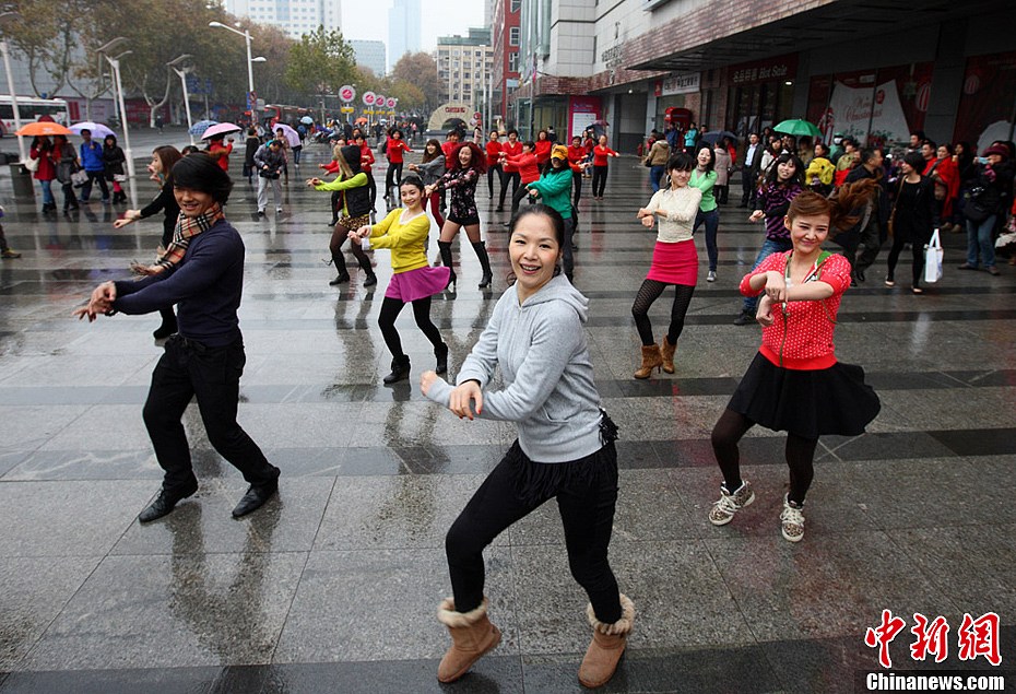 南京年轻人街头跳舞玩快闪