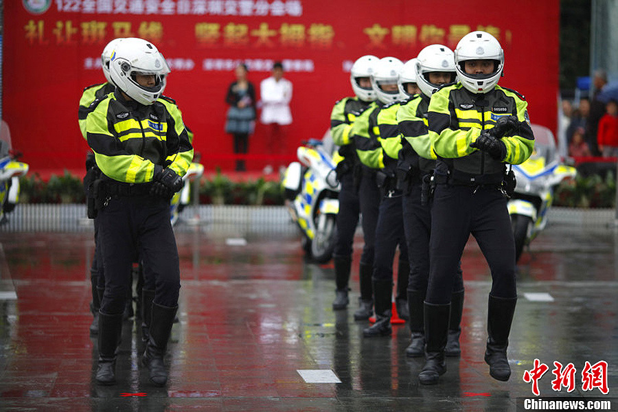 深圳交警玩航母style骑马舞引爆交通安全日