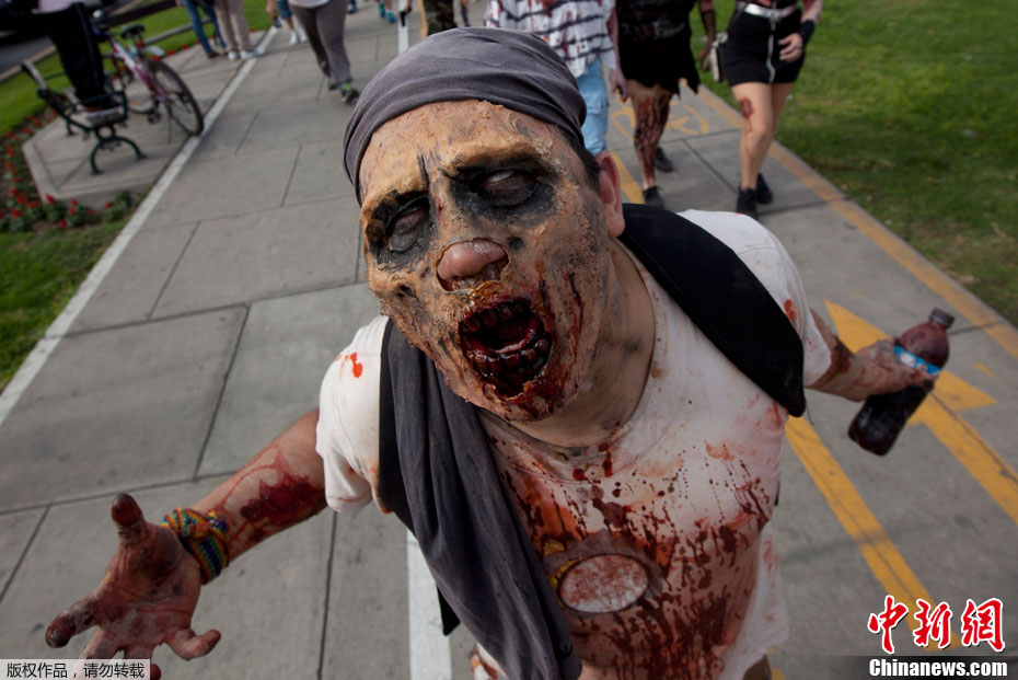 2012年12月1日,秘鲁利马街头上演年度僵尸大游行,恐怖造型令人触目