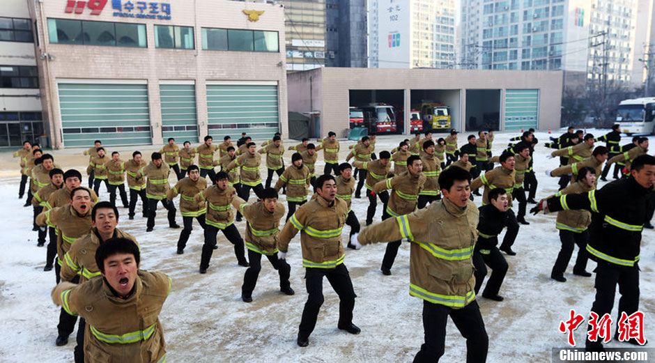 韩国首尔消防员极寒中参加营救训练