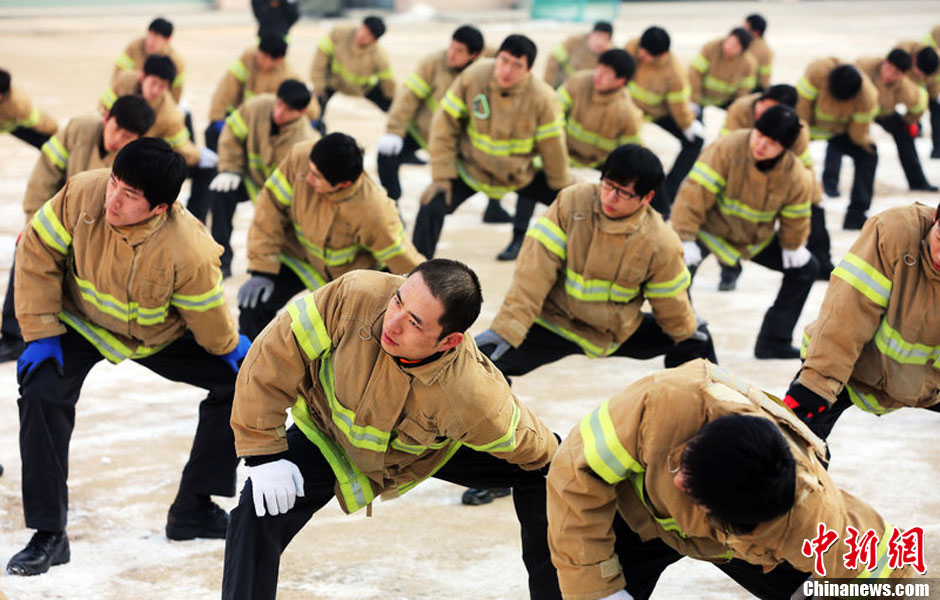 韩国首尔消防员极寒中参加营救训练