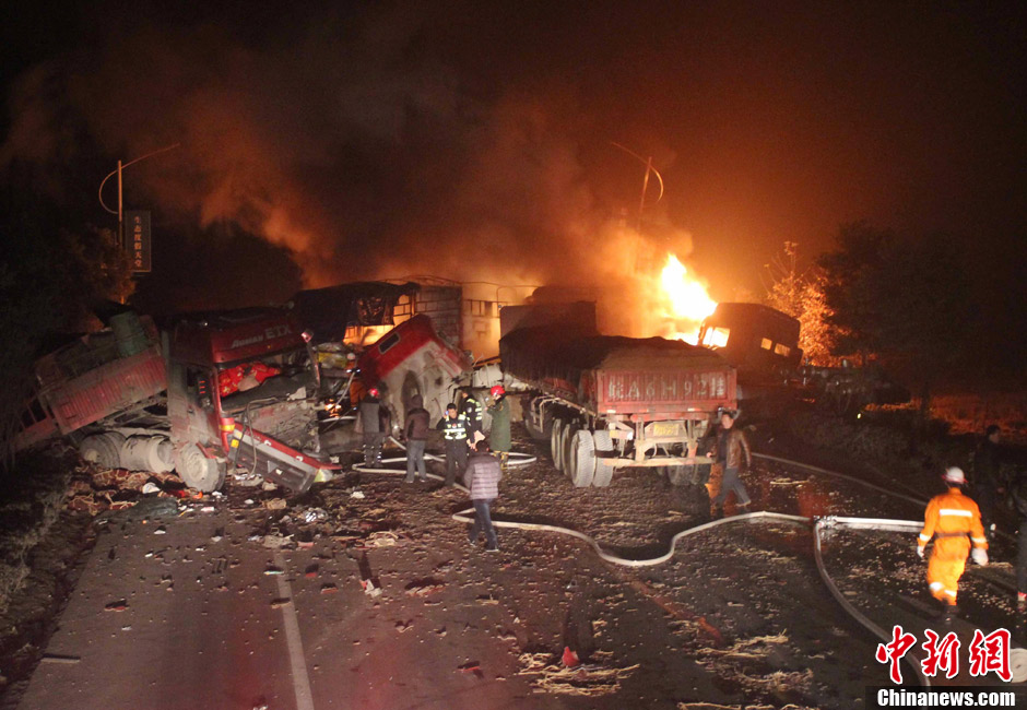 安徽六安十余车连环相撞致3人死亡