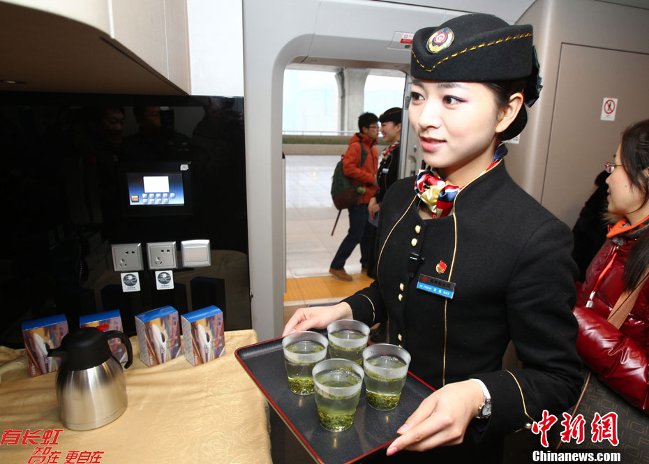京广高铁“动姐”为乘客献热茶