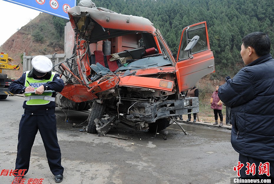 四川仁寿客货车相撞致7死19伤