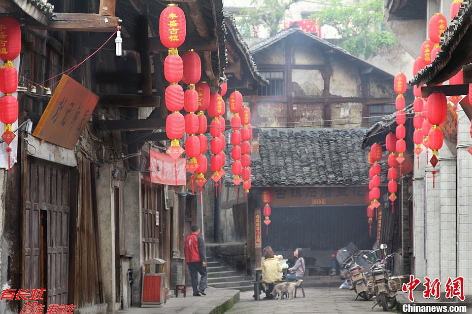 重庆丰盛古镇,红灯笼更为古老的小镇点缀出古朴之美.