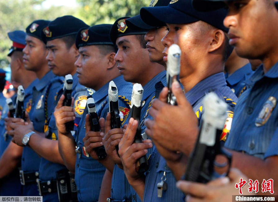 菲律宾警察举行封枪仪式新年防走火