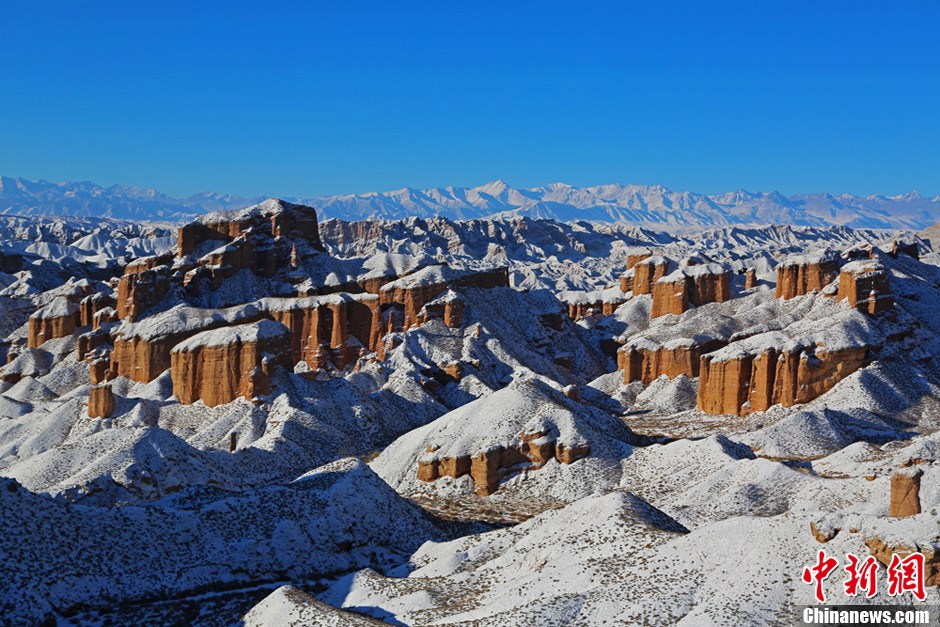 甘肃张掖现雪浴丹霞美景