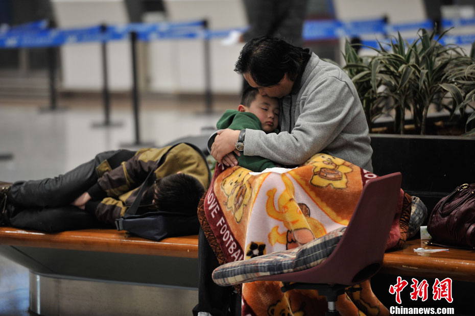 昆明机场航班延误 滞留旅客疲惫不堪