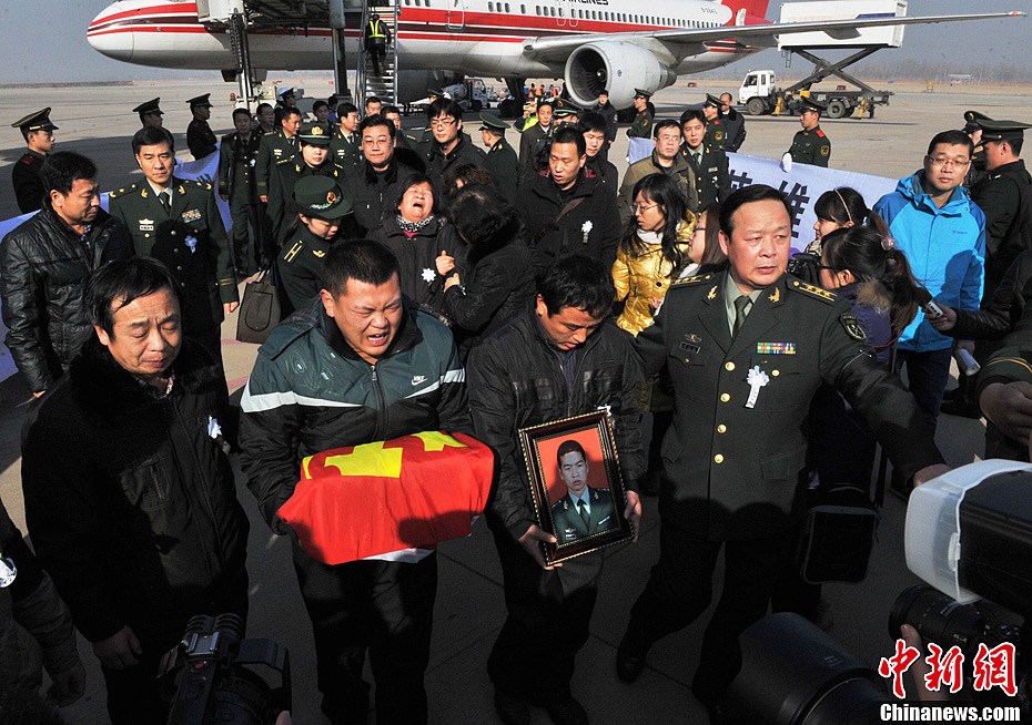 救火英雄尹进良骨灰乘机抵河北家乡