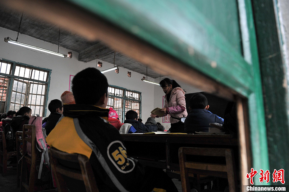 广西低温持续农民工子弟学校学生在灌风教室里上课