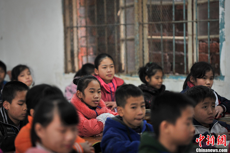 广西低温持续农民工子弟学校学生在灌风教室里上课