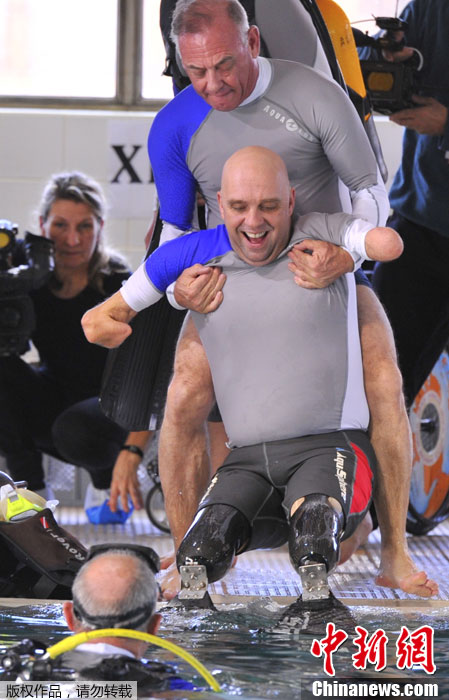 法国截肢男子泳池下潜33米破残疾人潜水纪录