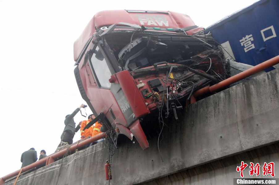 浙江杭浦高速20辆车大雾中相撞致2死8伤