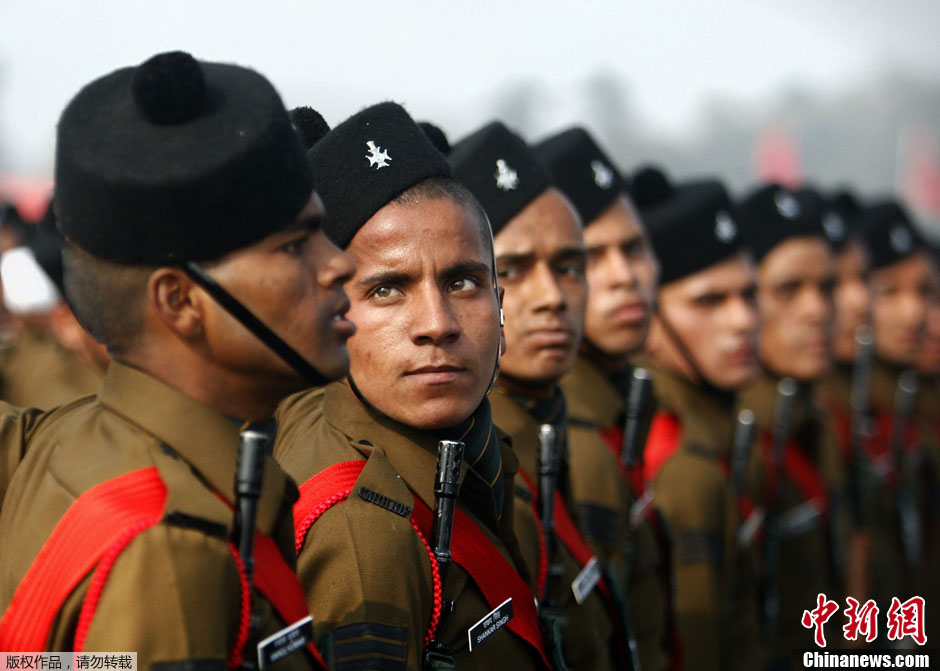 印度举行阅兵式庆祝建军节