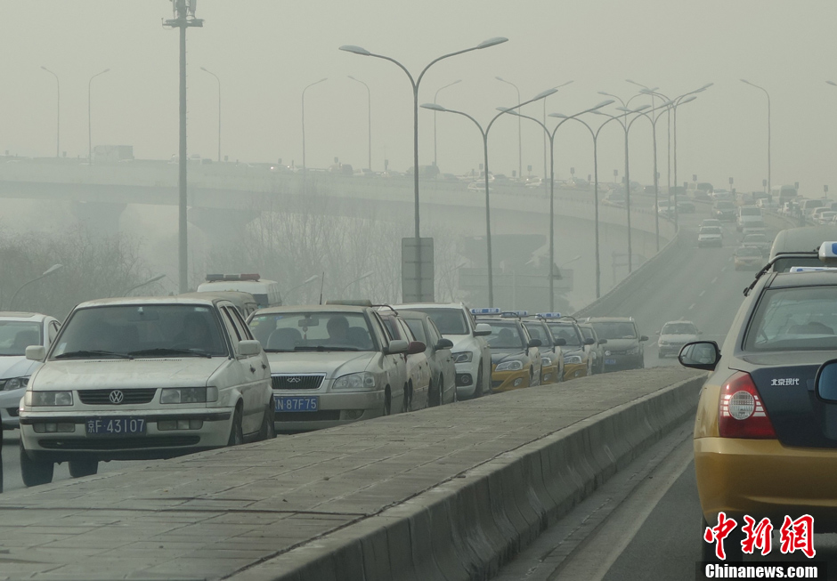 北京又遇雾霾天多条高速封闭