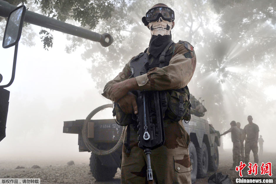 法国赴马里士兵戴骷髅面巾网络走红引关注