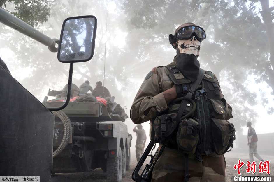 法国赴马里士兵戴骷髅面巾网络走红引关注