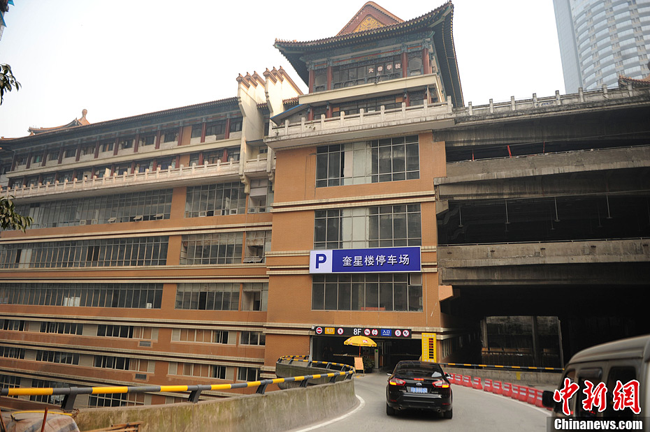 重庆立体停车楼首日开放驾驶员体验便捷停车