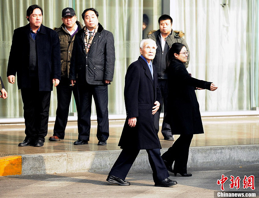 村山富市加藤纮一抵达北京开始访问