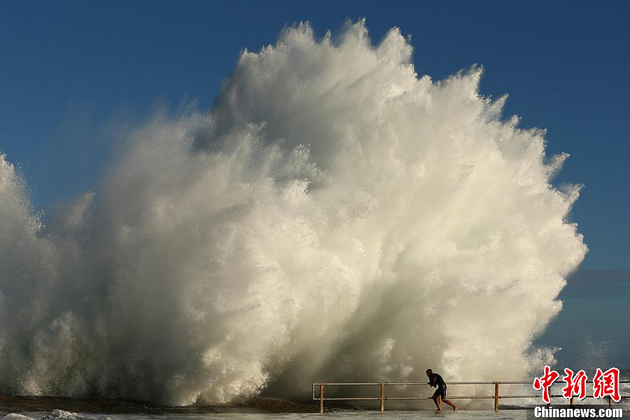 热带气旋过境悉尼海边巨浪滔天
