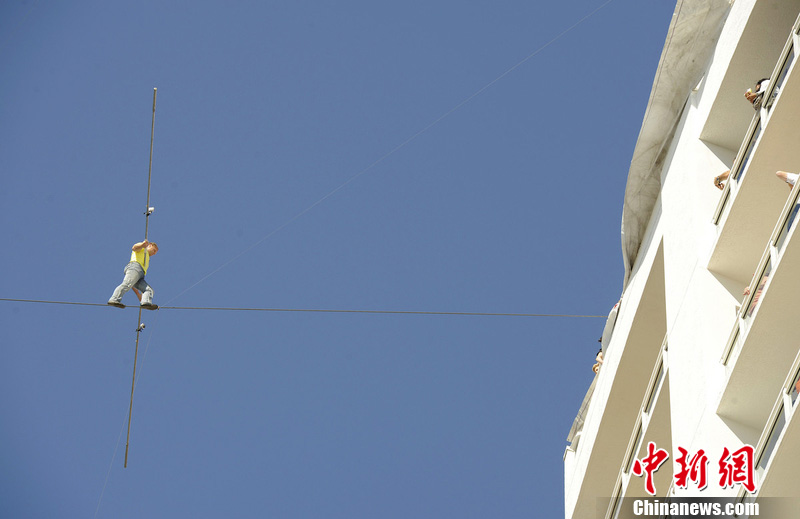 美国特技大师瓦伦达表演高空走钢丝惊险刺激扣人心弦