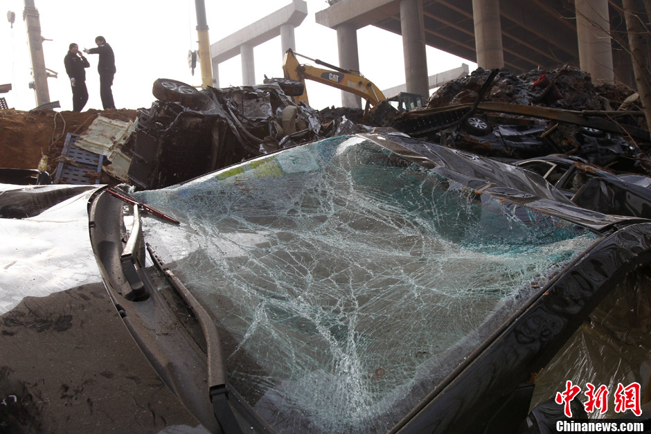 河南大桥爆炸坍塌事故现场成报废汽车回收站