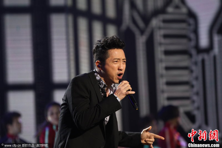 东方卫视春晚庾澄庆劲舞献唱乘太空舱从天而降