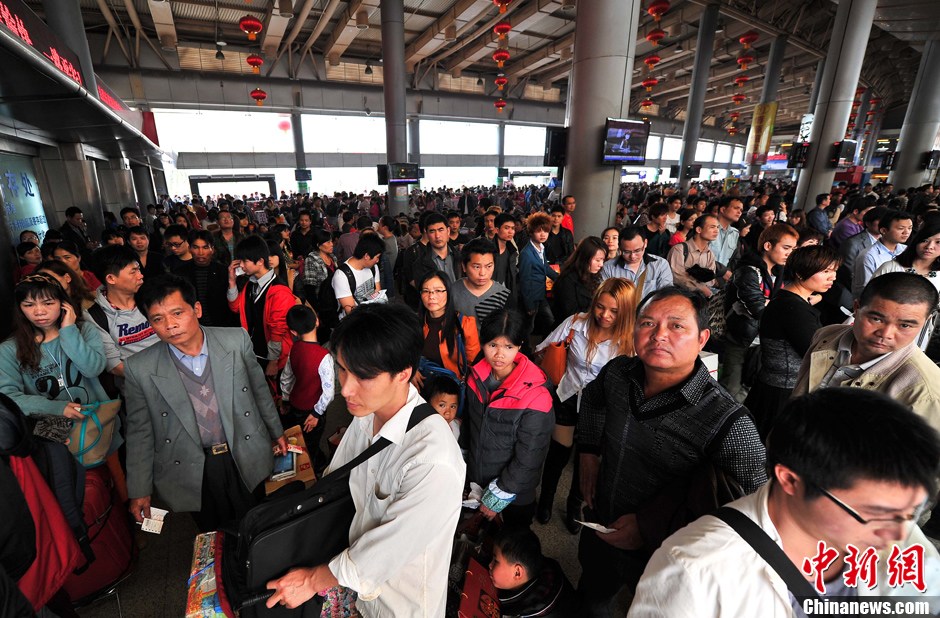 春运高峰来临车站人满为患