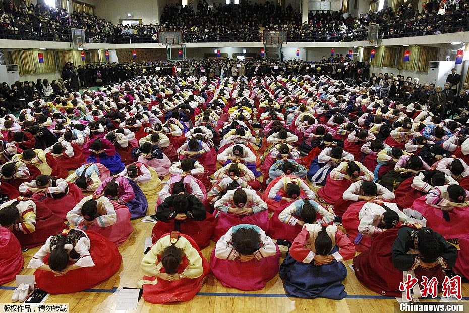 韩国毕业典礼 高中生着韩服行跪拜礼