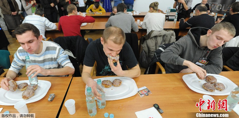 波兰举行吃甜甜圈比赛 狼吞虎咽争当“大胃王”