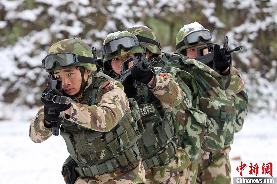 浙江武警特战队员综合演练雪中大练兵