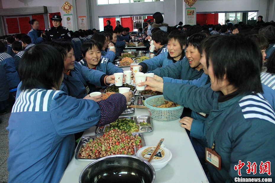 传统的春联与年画……农历蛇年除夕,中新社记者来到陕西省女子监狱