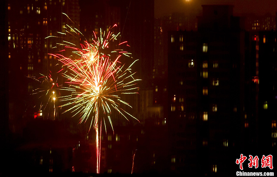 北京市民燃放烟花庆祝新年的到来