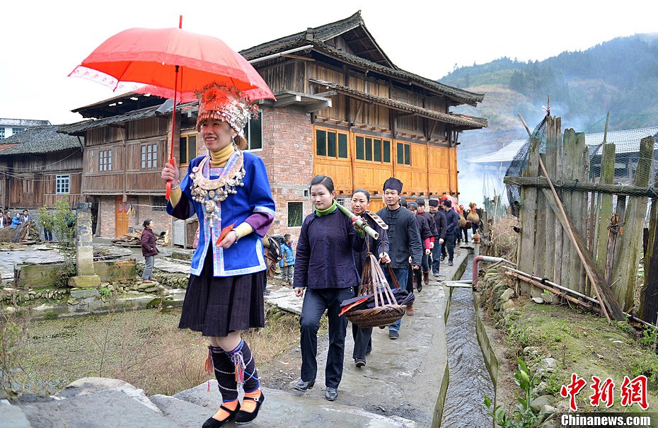广西龙胜侗家深夜接娶新娘