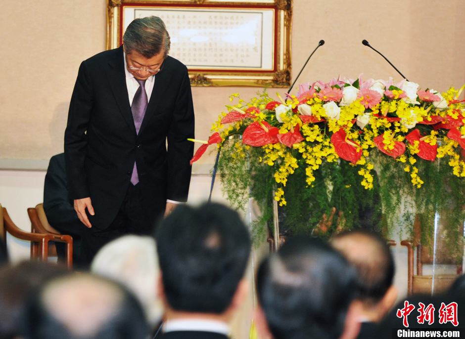 图为卸任"行政院长"后的陈冲向全体共事过的同仁鞠躬致谢.