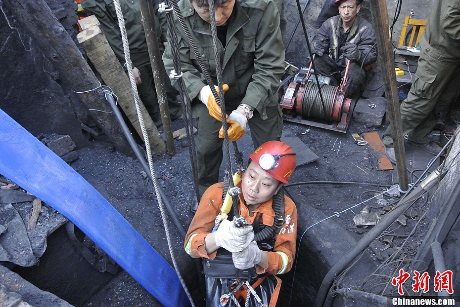 山西盗采煤矿透水事故救援人员下井搜救被困矿工