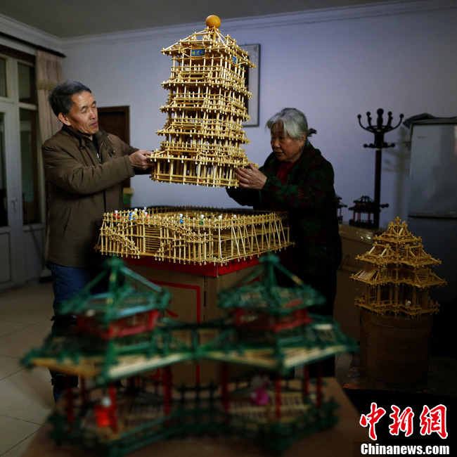 家住北京门头沟区的62岁老人史德礼,喜爱用高粱秆制作微缩景观模型,一