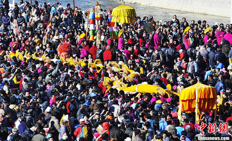 甘肃拉卜楞寺举行晒佛节引数万僧众瞻仰