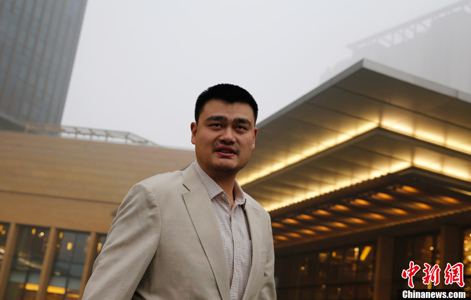 全国政协委员姚明现身两会驻地