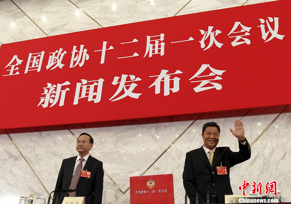 新任全国政协新闻发言人吕新华首次亮相