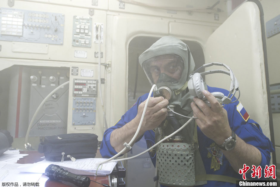 执行国际空间站任务航天员戴氧气面罩进行训练