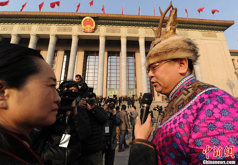 何胜宝身穿民族服饰吸引媒体